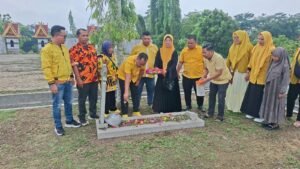 Peringati HUT 62 Tahun Partai Golkar; Pengurus Golkar Pelalawan Ziarah Taman Makam Pahlawan & Potong Tumpeng